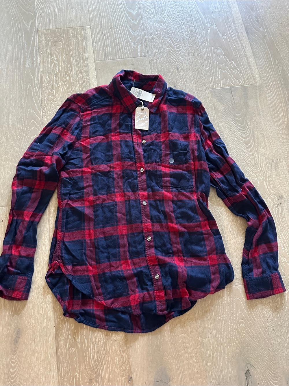 Women’s American Eagle Red & Navy Plaid Button-Up Shirt